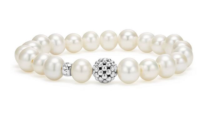 A pearl stretch bracelet with metallic charm